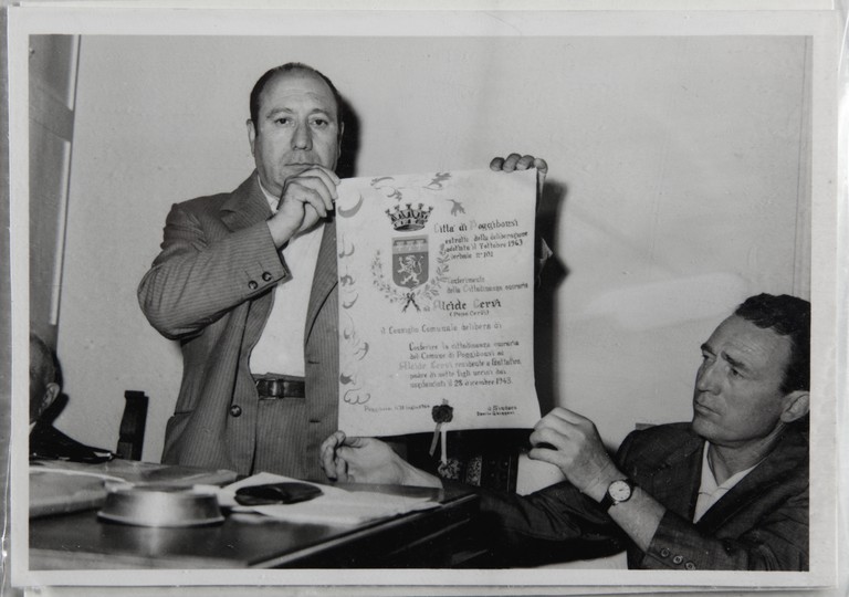 Poggibonsi, 18-19 luglio 1964, XX° anniversario della liberazione. Il sindaco Danilo Ghizzani mostra il documento di conferimento ad Alcide Cervi della cittadinanza onoraria.